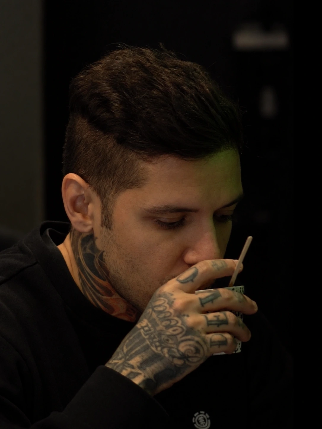 Fernando Toro prenant un café